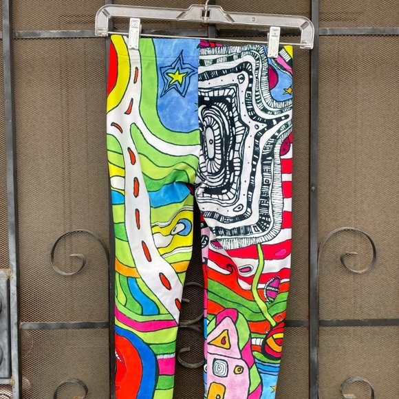 Artist-designed capri leggings - Picture 2 of 3